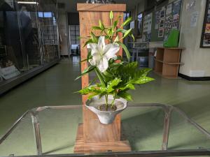 職員玄関の生け花