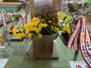 職員玄関の生け花