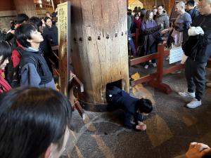 大仏殿柱の穴くぐり