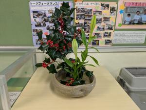 職員玄関の生け花2