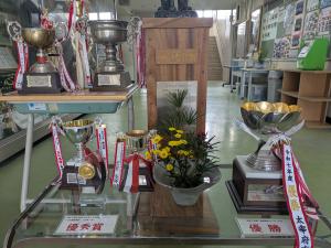 職員玄関の生け花１