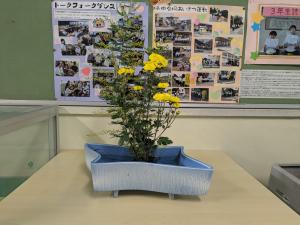 職員玄関の生け花２