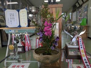 職員玄関の生け花