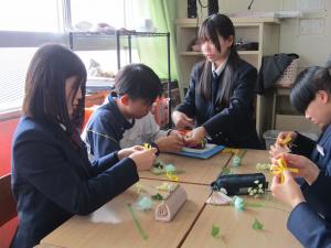 コサージュ作りの様子１