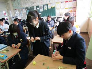 コサージュ作りの様子２